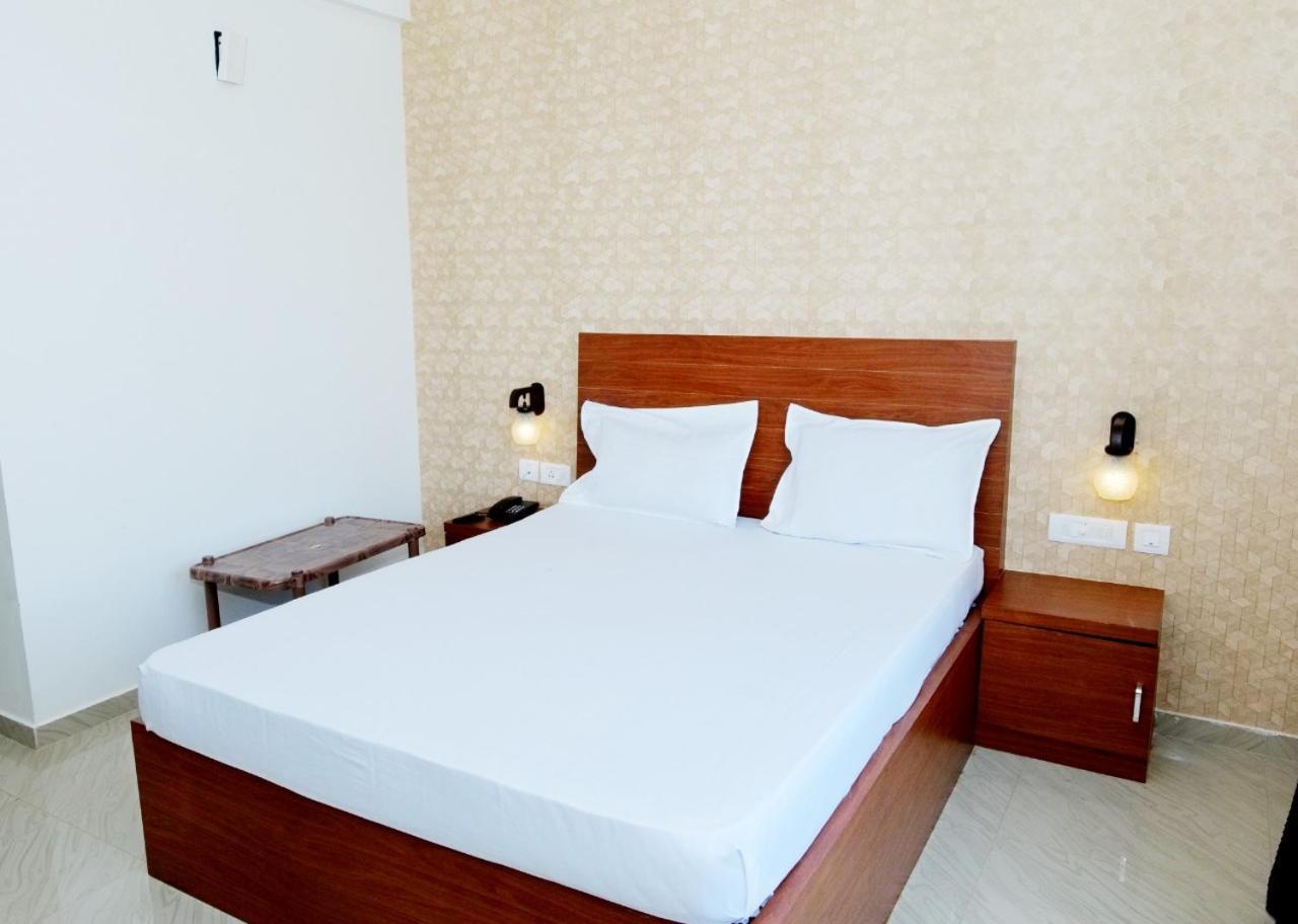 Dwarka Lodging & Boarding Mulki Bagian luar foto