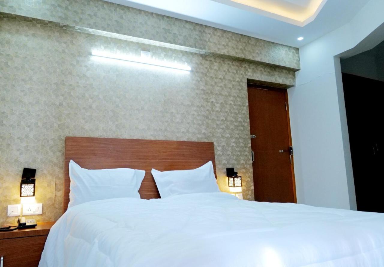 Dwarka Lodging & Boarding Mulki Bagian luar foto