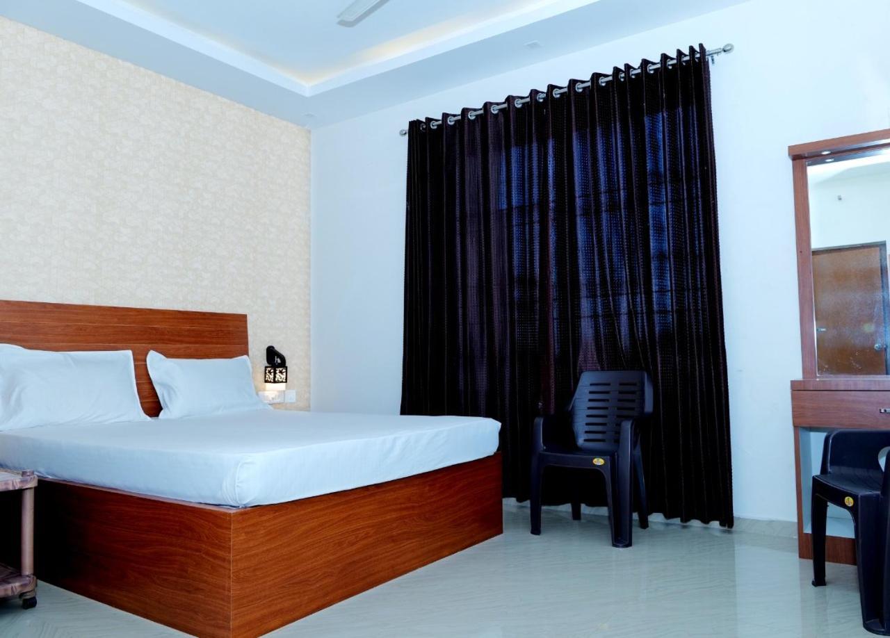 Dwarka Lodging & Boarding Mulki Bagian luar foto